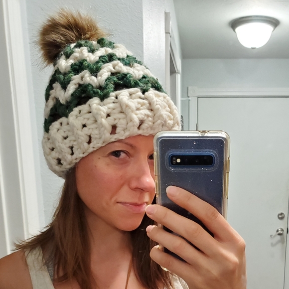 ๐ Gorgeous Handmade Knit Hat ๐ - Picture 2 of 3